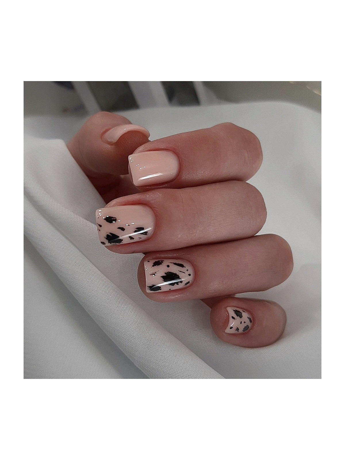 Bottle Gel 04 NAILSOFTHEDAY – Profesjonalny Mleczno-Beżowy Żel Budujący