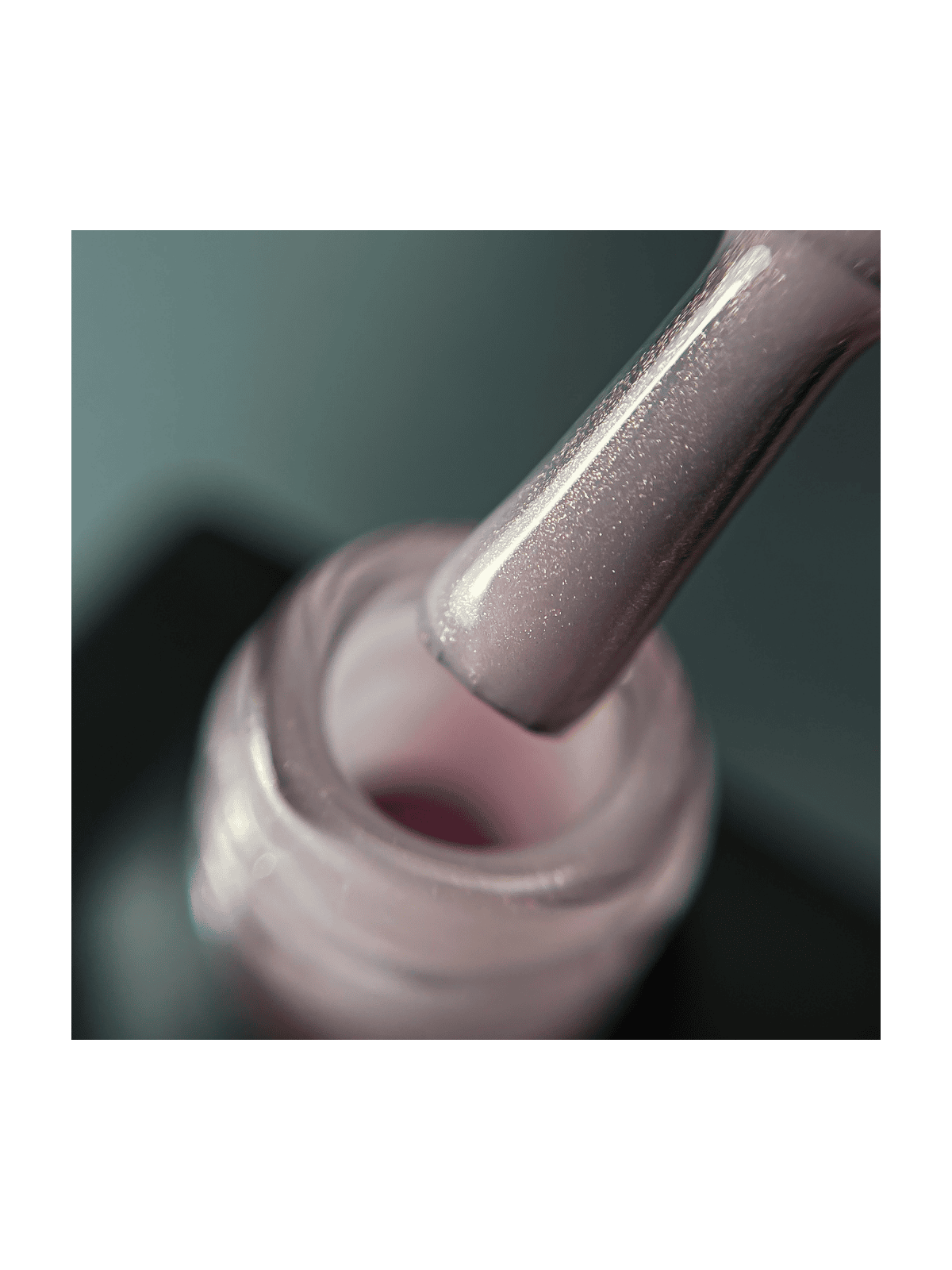 Bottle Gel Shimmer 03 NAILSOFTHEDAY – Jasnoróżowy Żel Budujący ze Srebrną Drobinką
